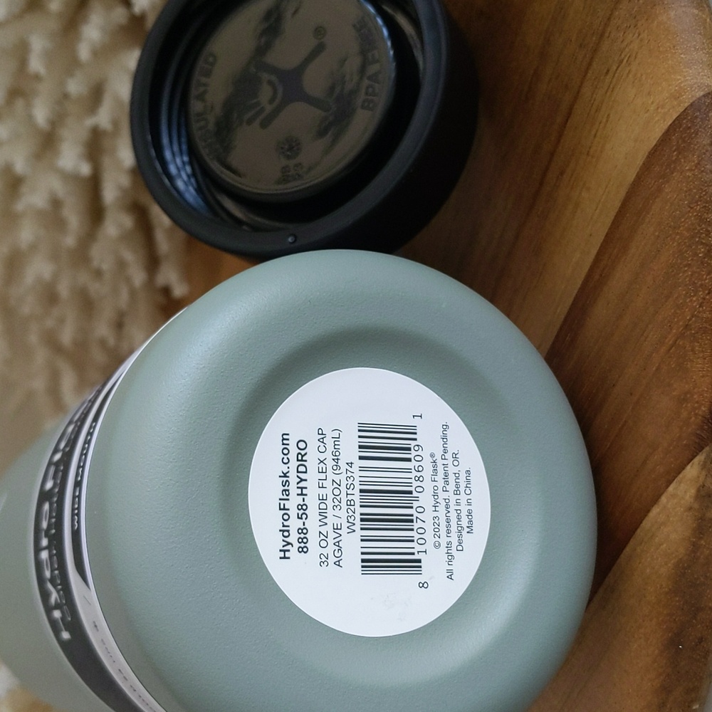 Hydro flask NWT 🔥🔥🔥32 oz wide mouth. Reg cap. Brand new. NEVER USED. - Picture 10 of 11